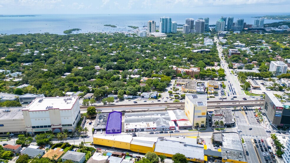2638 SW 28th Ln, Miami, FL à vendre - Photo de l’immeuble – Image 1 sur 6