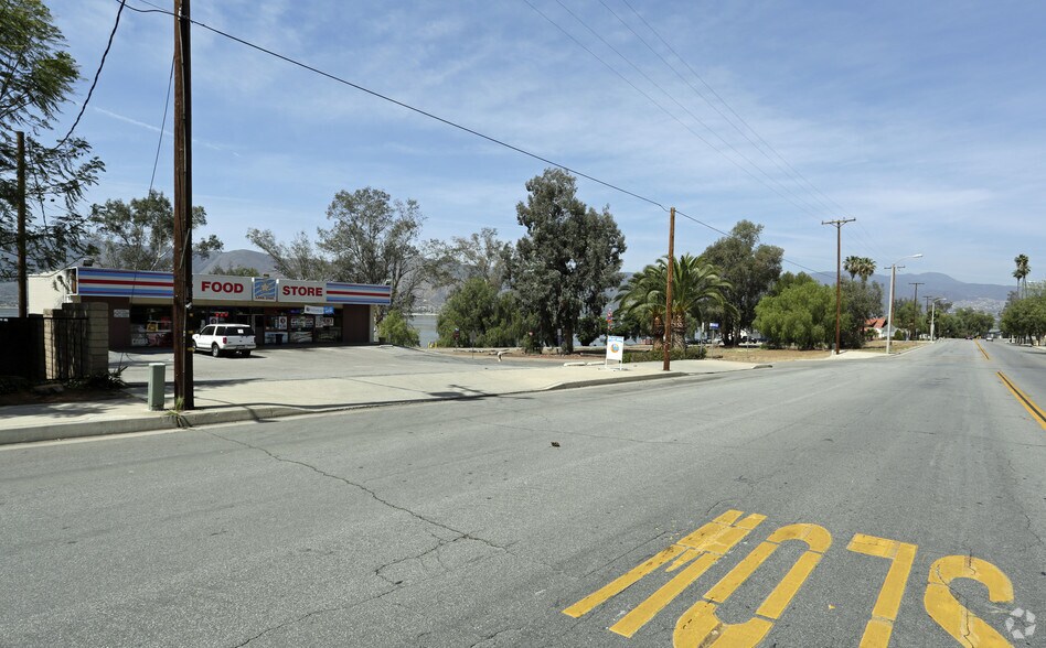 1006 W Graham Ave, Lake Elsinore, CA à vendre - Photo de l’immeuble – Image 2 sur 3