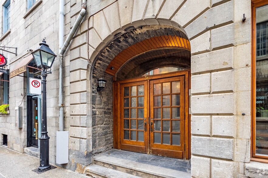 356-360 Rue Saint-François-Xavier, Montréal, QC à louer - Photo de l’immeuble – Image 3 sur 6