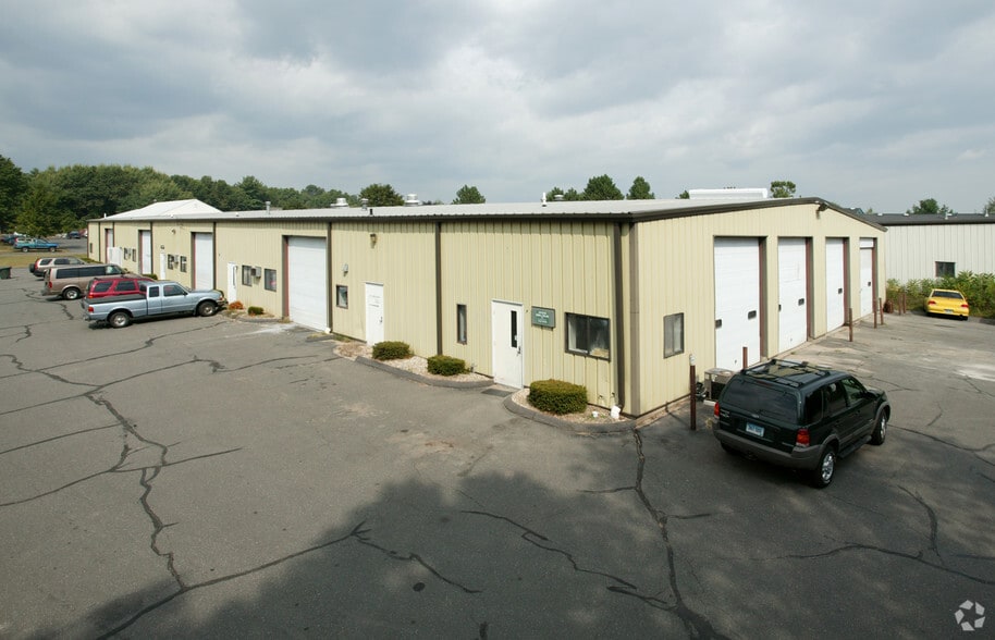 11 Herman Dr, Simsbury, CT à louer - Photo de l’immeuble – Image 3 sur 4