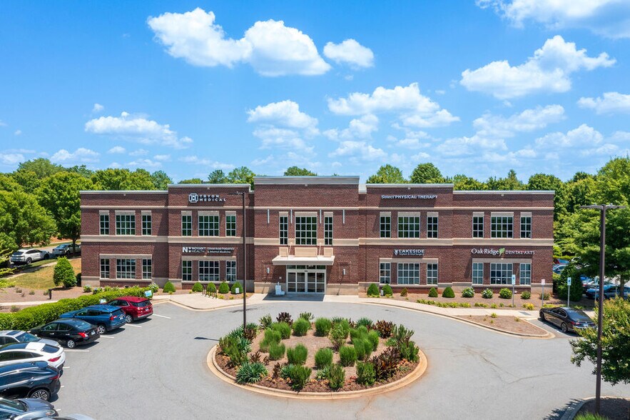 9615 Kincey Ave, Huntersville, NC à vendre - Photo de l’immeuble – Image 2 sur 16