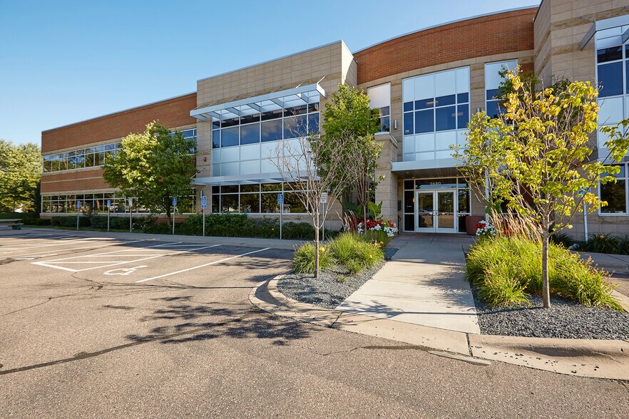 2680 N Snelling Ave, Roseville, MN à louer - Photo de l’immeuble – Image 2 sur 12