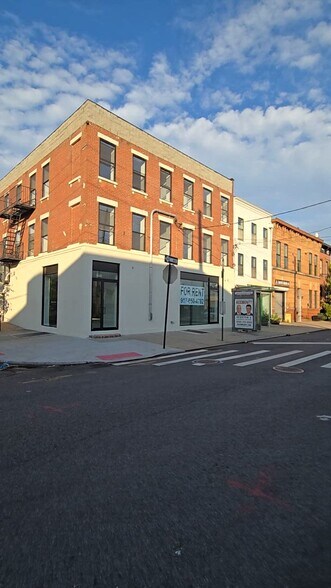 72 Van Dyke St, Brooklyn, NY à louer - Vidéo sur l’annonce professionnelle – Image 2 sur 13