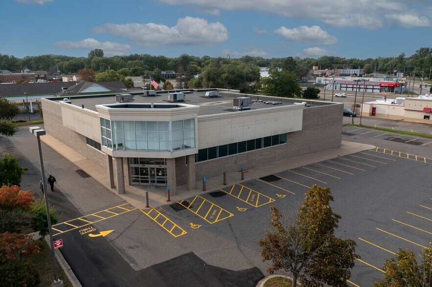 6800 Bass Lake Rd, Crystal, MN à vendre - Photo de l’immeuble – Image 2 sur 5