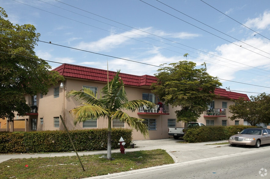 2712 W 10th Ave, Hialeah, FL à louer - Photo principale – Image 1 sur 2