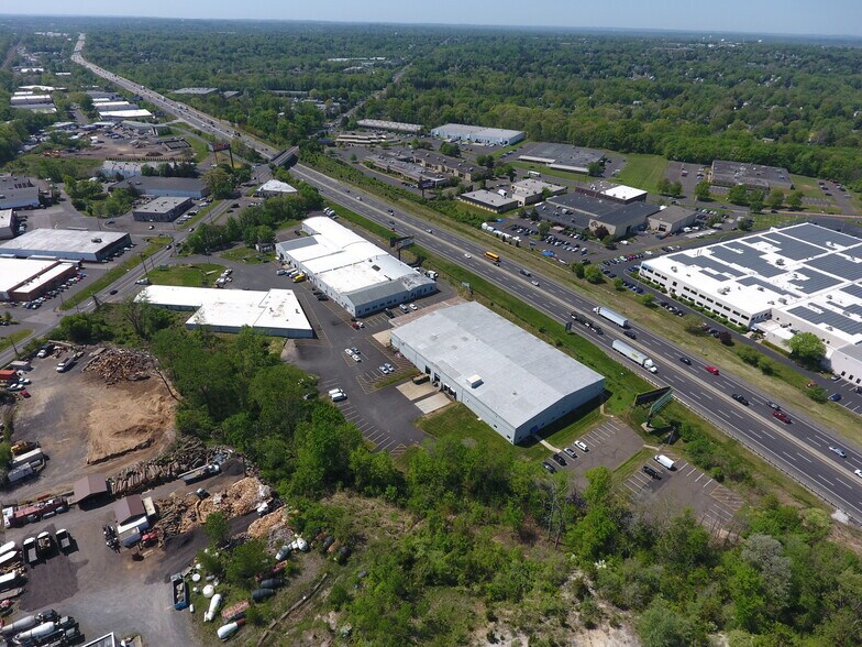 725 County Line Rd, Huntingdon Valley, PA à louer - Photo de l’immeuble – Image 1 sur 3