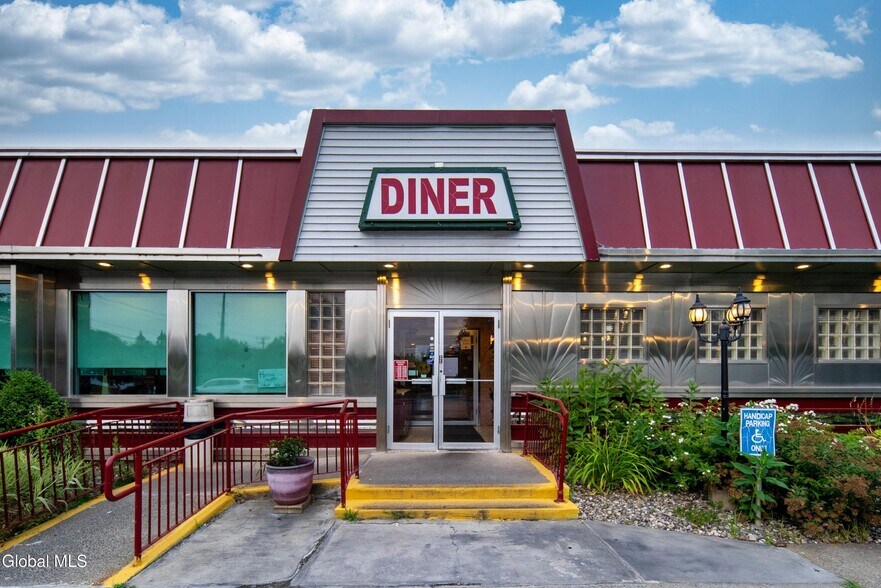 855 Hoosick St, Troy, NY à vendre - Photo de l’immeuble – Image 2 sur 67