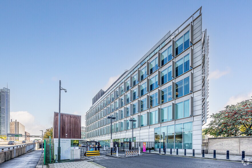 Wood Ln, Londres à louer - Photo de l’immeuble – Image 3 sur 12