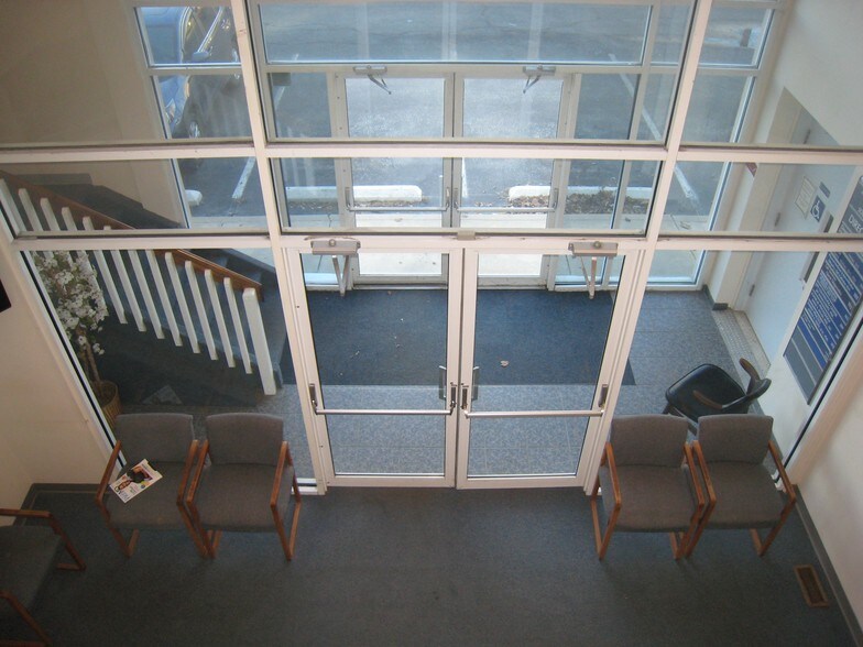 215 E Laurel Rd, Stratford, NJ à louer - Hall d’entrée – Image 2 sur 3
