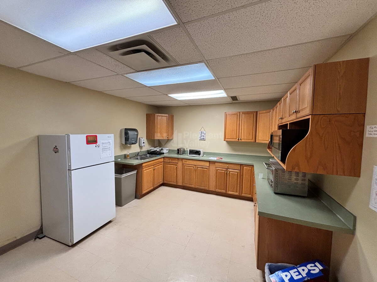2110-2130 E Aurora Rd, Twinsburg, OH 44087 - Lot 2112 - - Photo intérieure - Image 1 of 5