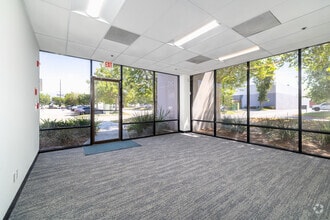 1811 Riverview Dr, San Bernardino, CA à louer Hall d’entrée– Image 1 sur 17