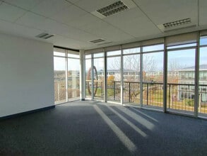 2 Rue René Caudron, Voisins-le-Bretonneux à louer Photo de l’immeuble– Image 2 sur 2