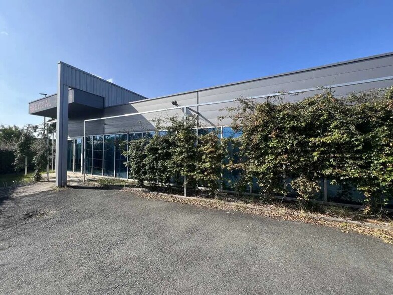 Local d'activités dans VILLENAVE-D'ORNON à vendre - Photo de l’immeuble – Image 2 sur 8