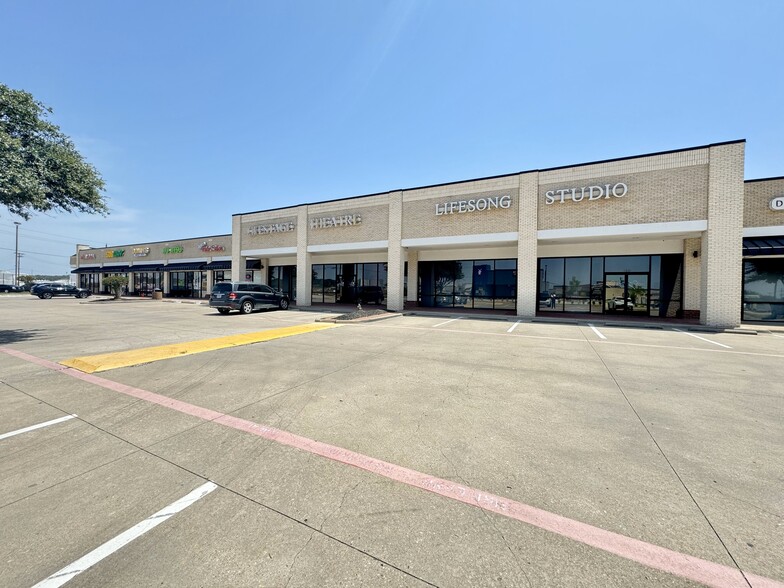 3105-3115 E Ira E Woods Ave, Grapevine, TX à louer - Photo de l’immeuble – Image 1 sur 6
