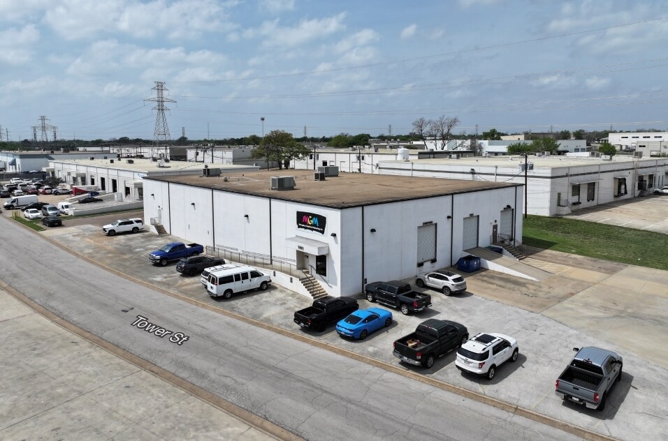 7451 Tower St, Richland Hills, TX à louer Photo de l’immeuble– Image 1 sur 6