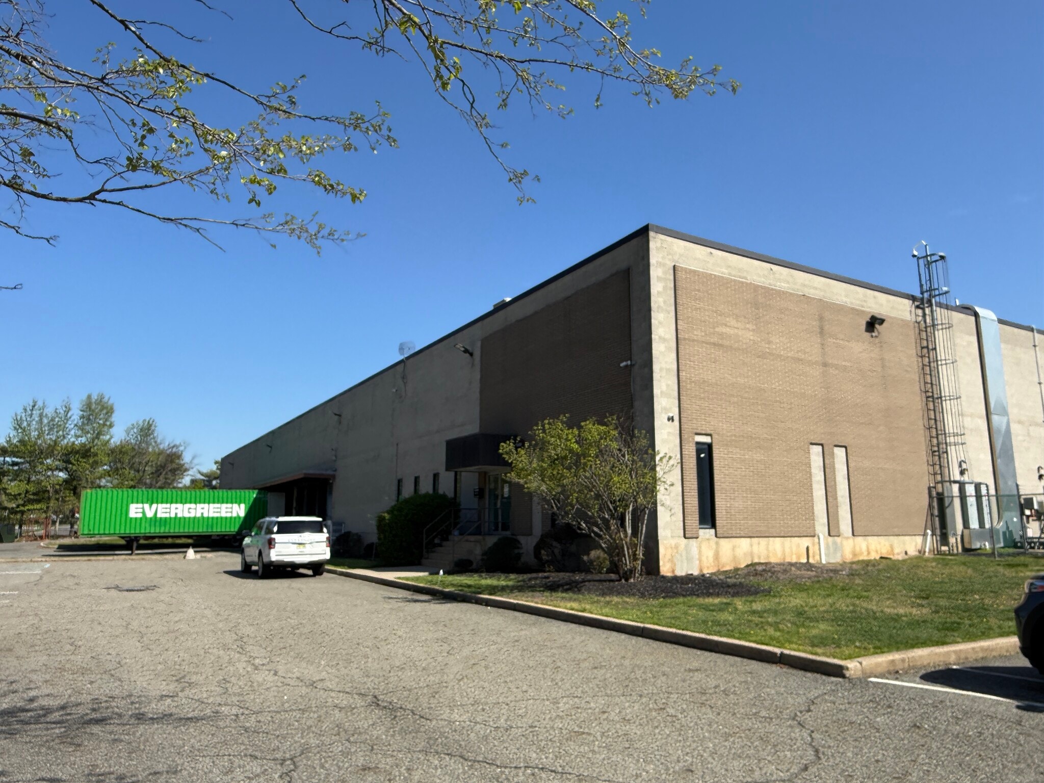 110 Newfield Ave, Edison, NJ à louer Photo de l’immeuble– Image 1 sur 3