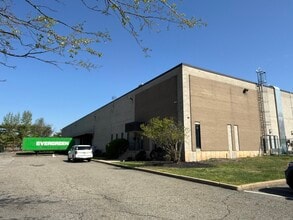 110 Newfield Ave, Edison, NJ à louer Photo de l’immeuble– Image 1 sur 3