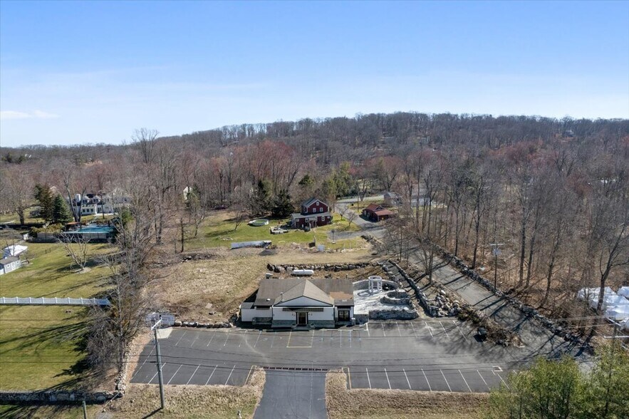 439 Candlewood Lake Rd, Brookfield, CT à vendre - Photo de l’immeuble – Image 2 sur 17