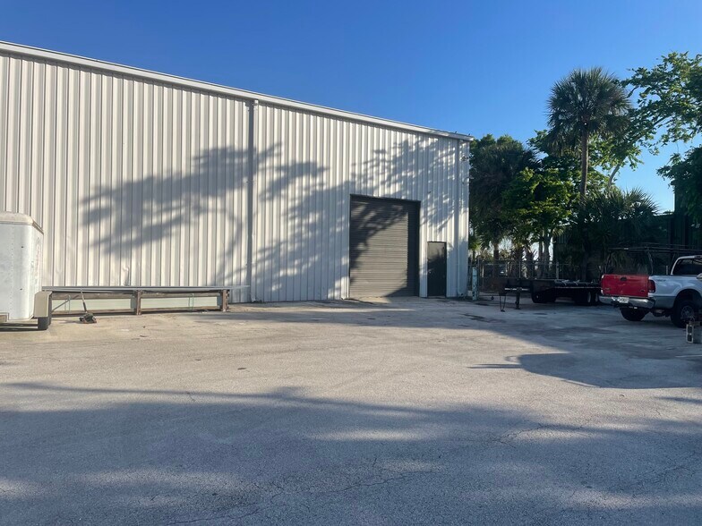 2393 Bellevue Avenue Ext, Daytona Beach, FL à louer - Photo de l’immeuble – Image 1 sur 9