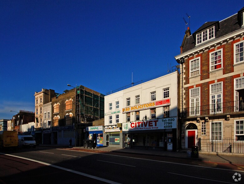 249-251 Mile End Rd, Londres à louer - Photo de l’immeuble – Image 2 sur 3