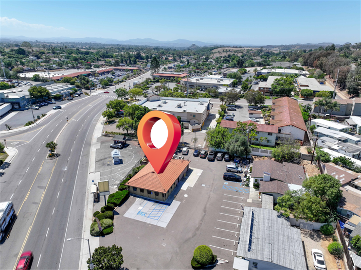 1235 S Mission Rd, Fallbrook, CA à louer - Photo de l’immeuble – Image 3 sur 6