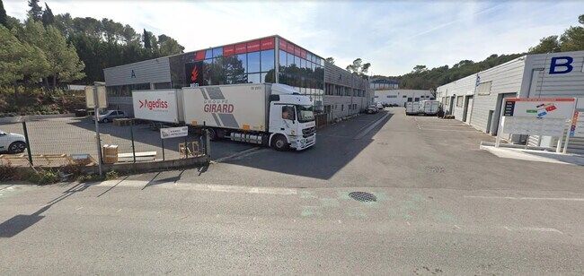 Plus de détails pour Local d'activités à louer