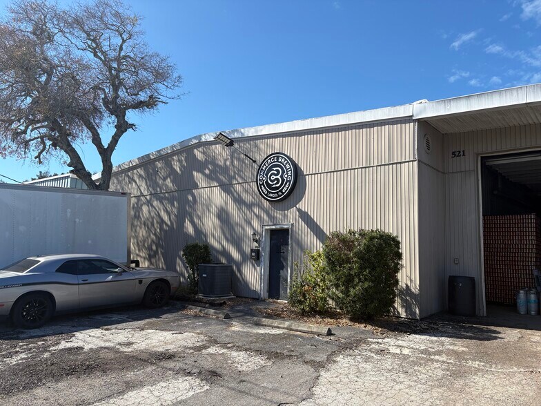 521 S Commerce Dr, Largo, FL à vendre - Photo de l’immeuble – Image 1 sur 3