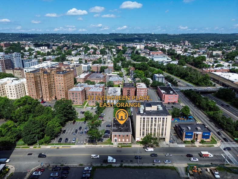 37 Evergreen Pl, East Orange, NJ à vendre - Photo principale – Image 1 sur 15