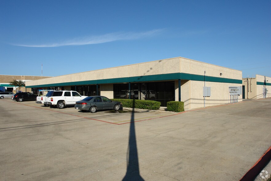 1411 Lemay Dr, Carrollton, TX à louer - Photo principale – Image 1 sur 9