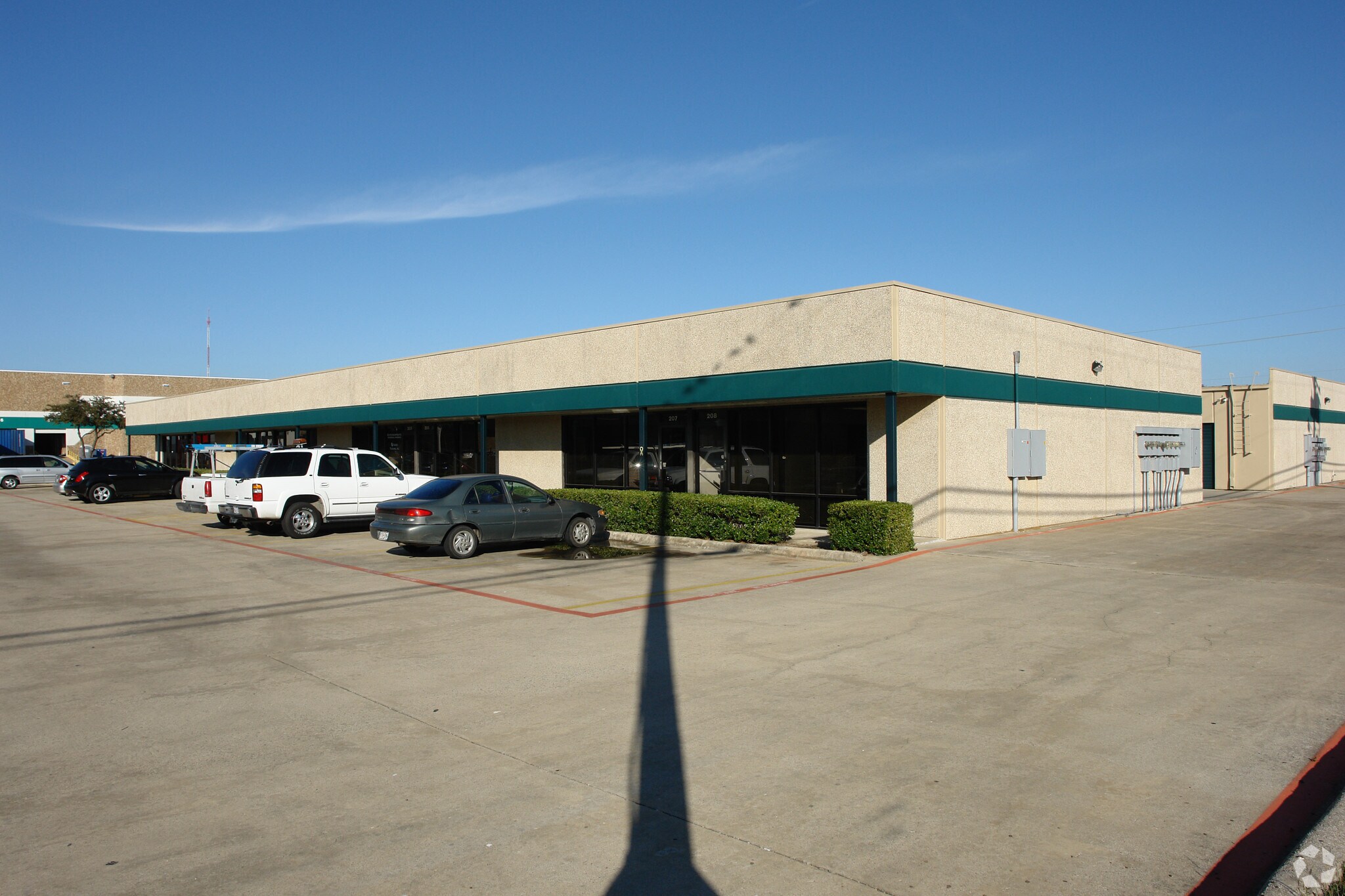 1411 Lemay Dr, Carrollton, TX à louer Photo principale– Image 1 sur 10