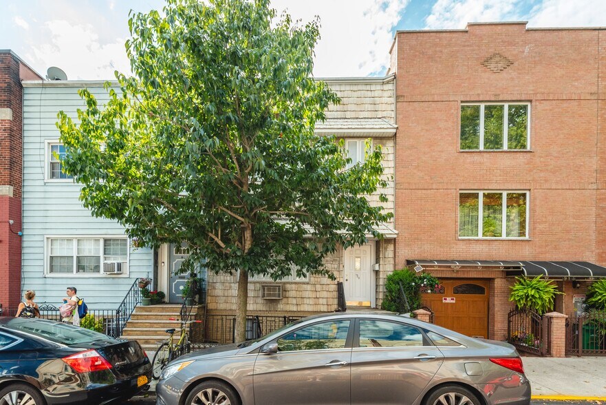 909 Lorimer St, Brooklyn, NY à vendre - Photo de l’immeuble – Image 3 sur 15