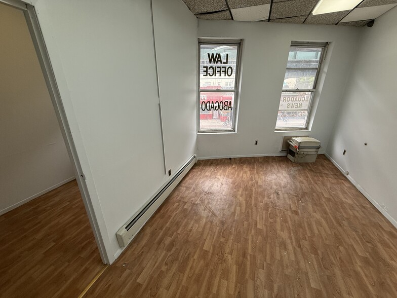 64-03 Roosevelt Ave, Woodside, NY à louer - Photo de l’immeuble – Image 1 sur 32