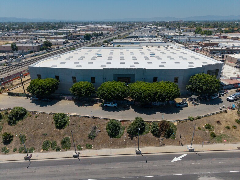 7815 Van Nuys Blvd, Panorama City, CA à louer - Photo de la construction – Image 3 sur 7