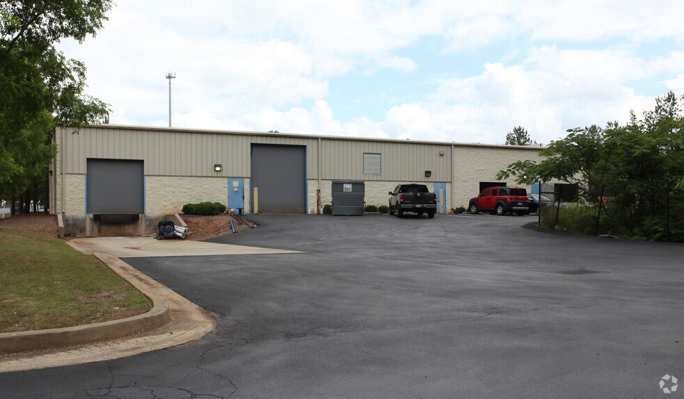 631 Indian Trail Lilburn Rd, Lilburn, GA à louer - Photo de l’immeuble – Image 2 sur 4