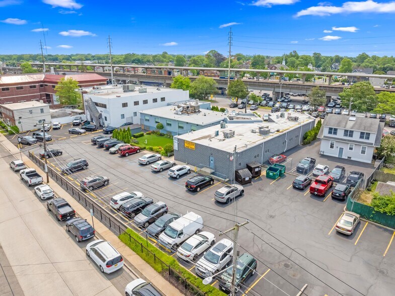 250 Pettit Ave, Bellmore, NY à vendre - Photo de l’immeuble – Image 3 sur 6