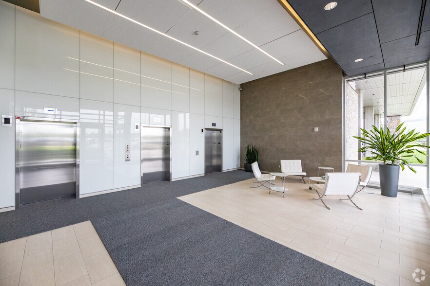 5015 Spectrum Way, Mississauga, ON à louer - Hall d’entrée – Image 2 sur 4