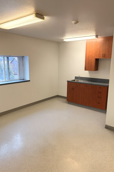 128 Oyster Bay Ave, Bremerton, WA à louer - Photo de l’immeuble – Image 3 sur 25