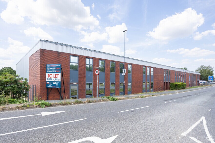 Old Brighton Rd, Lowfield Heath à louer - Photo principale – Image 1 sur 6