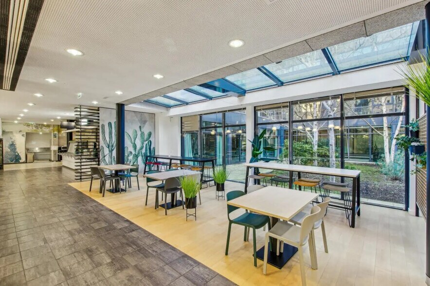 Bureau dans Saint-Denis à louer - Photo de l’immeuble – Image 2 sur 15