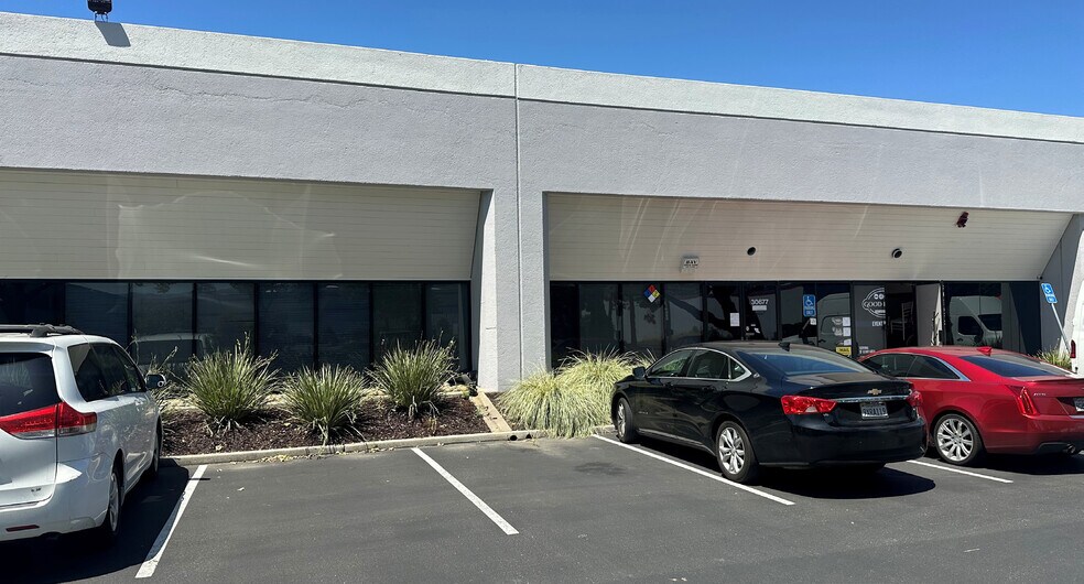 30675-30695 Huntwood Ave, Hayward, CA à louer - Photo de l’immeuble – Image 1 sur 2