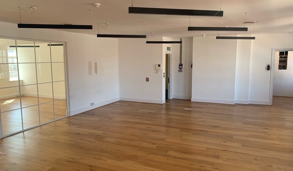 465 Brixton Rd, Londres à louer - Photo de l’immeuble – Image 2 sur 5