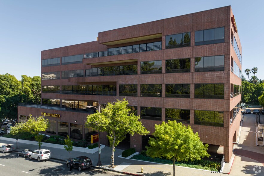 350 W Colorado Blvd, Pasadena, CA à louer - Photo de l’immeuble – Image 2 sur 16