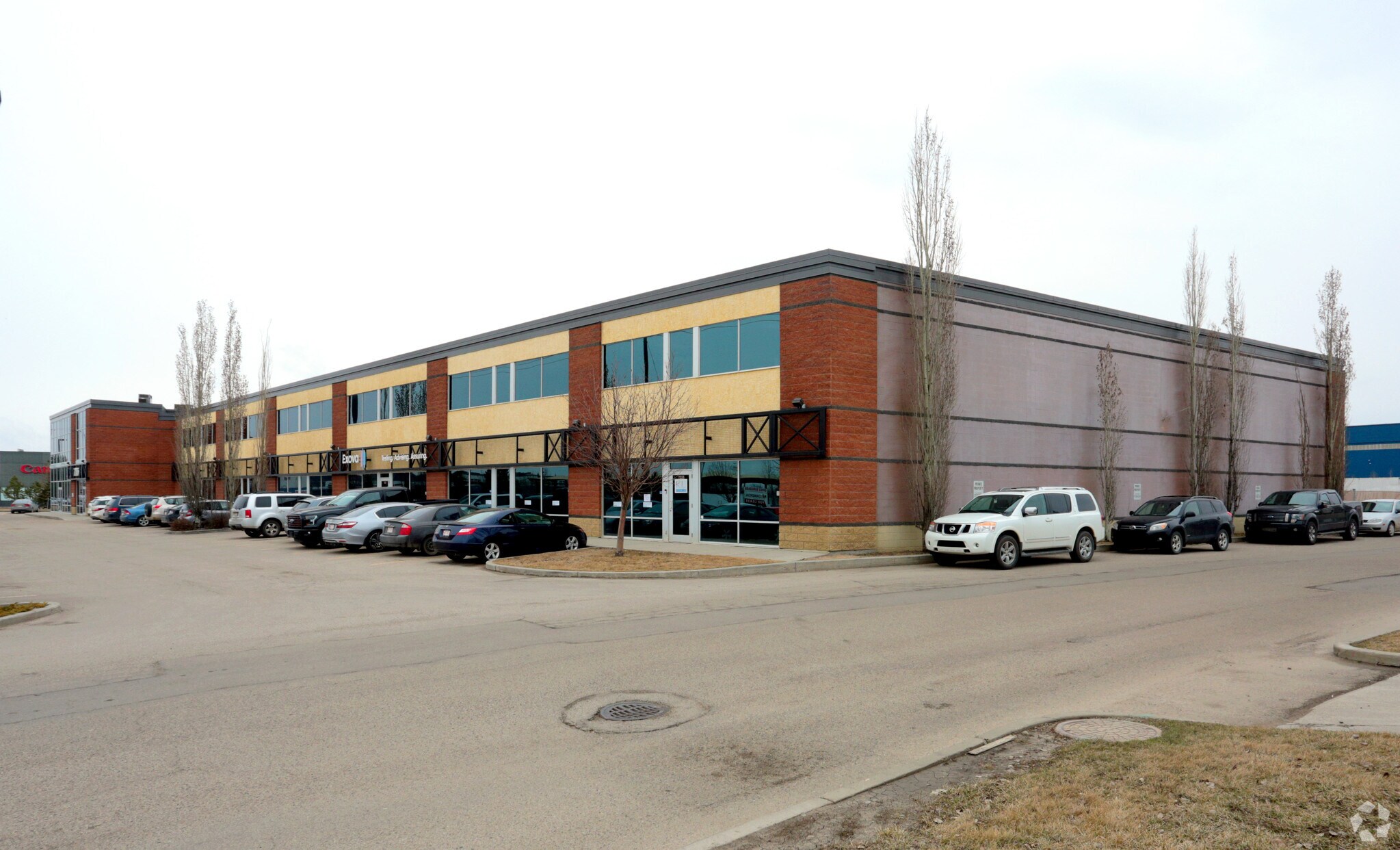 7203-7221 Roper Rd NW, Edmonton, AB à vendre Photo principale– Image 1 sur 14