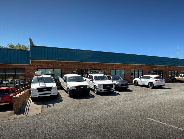 6132 Brookshire Blvd, Charlotte, NC à vendre - Photo de l’immeuble – Image 1 sur 20