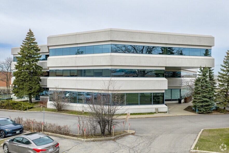 5500 Av Royalmount, Mt Royal, QC à louer - Photo de l’immeuble – Image 3 sur 5