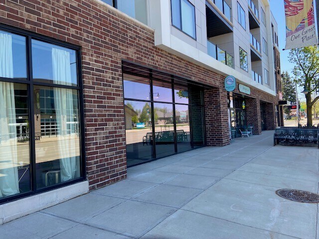 823-825 W College Ave, Appleton, WI à louer - Photo de l’immeuble – Image 1 sur 3