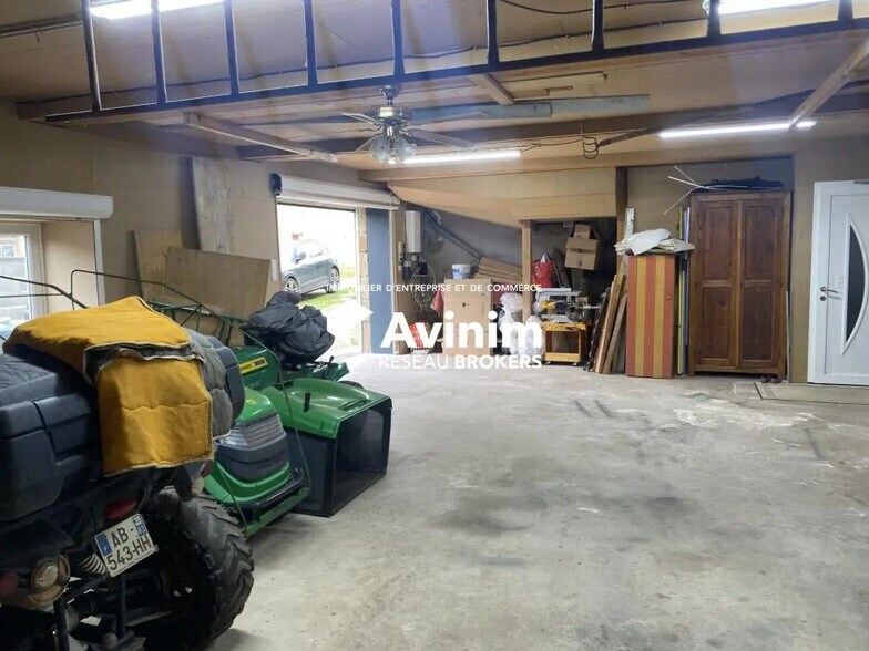 Local d'activités dans Neuville à vendre - Photo de l’immeuble – Image 3 sur 9