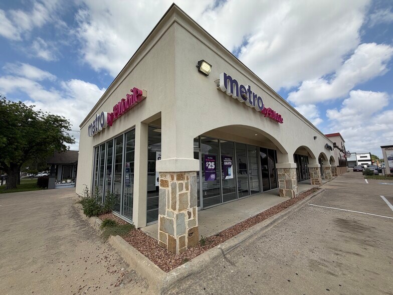 901 N Sylvania Ave, Fort Worth, TX à vendre - Photo principale – Image 1 sur 13