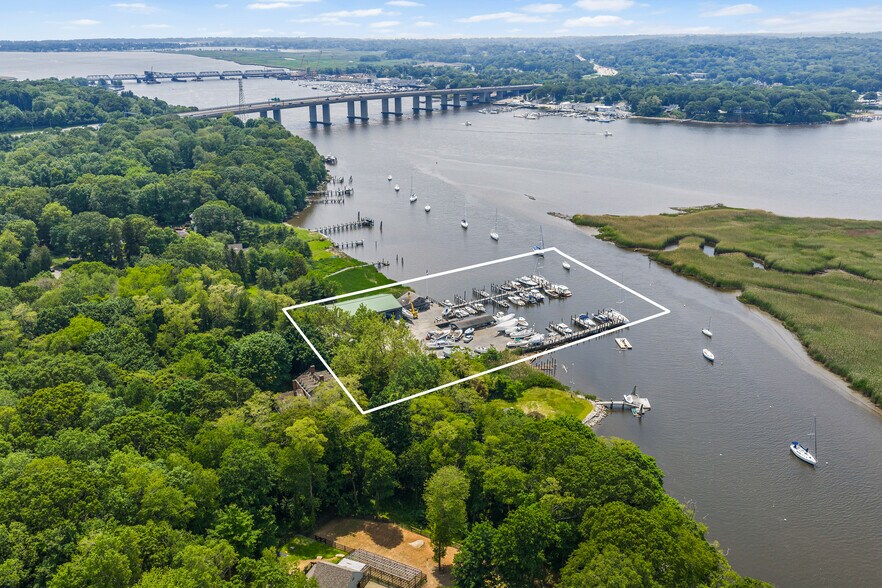 Old Lyme Marina portefeuille de 2 biens à vendre sur LoopNet.fr - Photo de l’immeuble – Image 3 sur 12