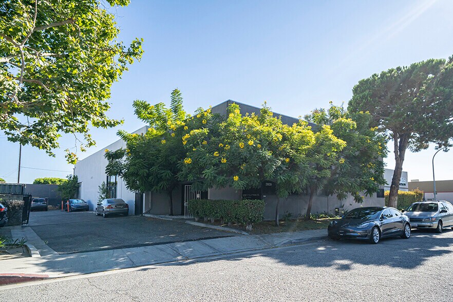 2000-2020 Hawkins Cir, Los Angeles, CA à louer - Photo de l’immeuble – Image 1 sur 15